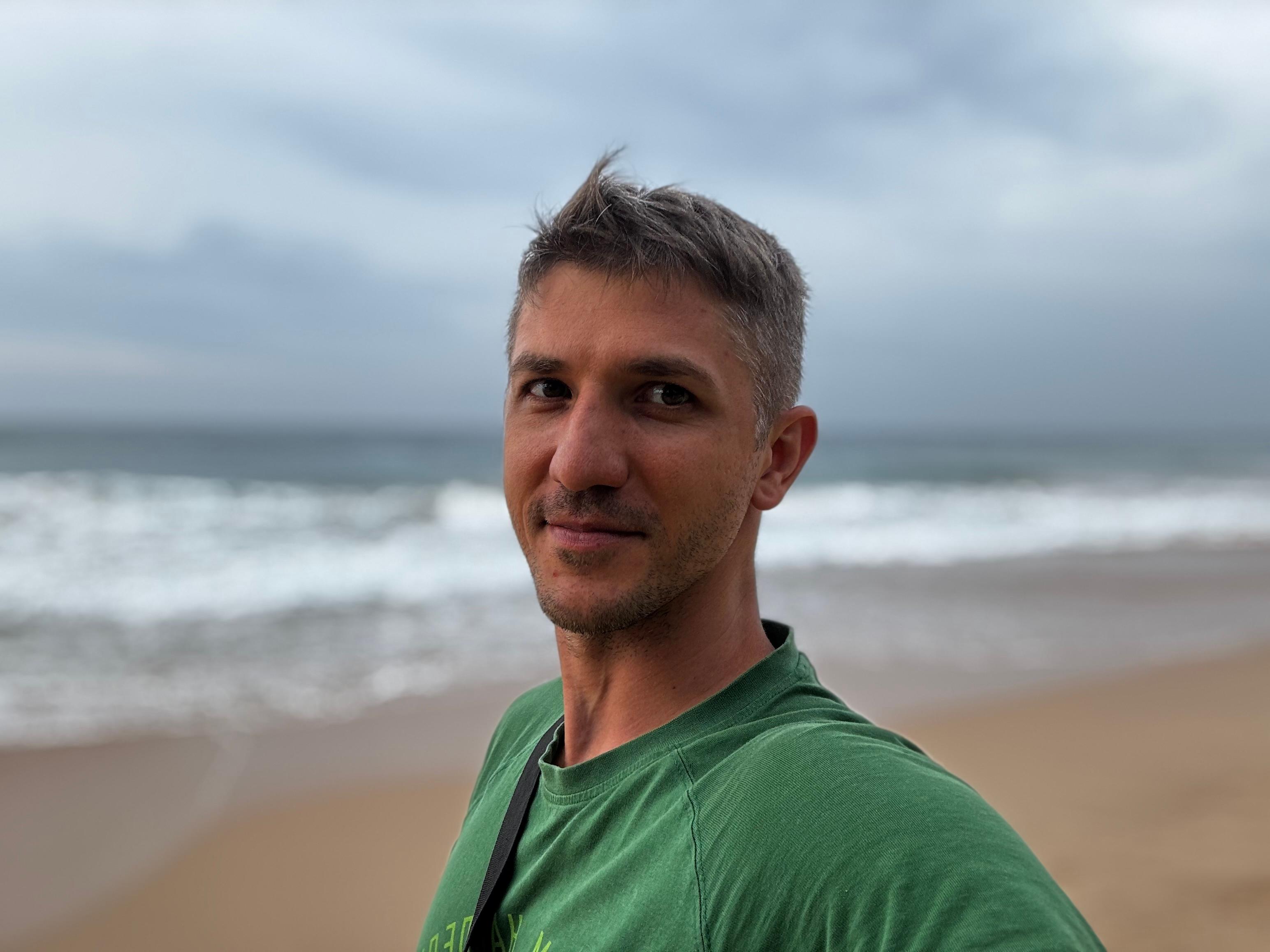 Автор книг, новелл, рассказов.
Писатель-Фантаст